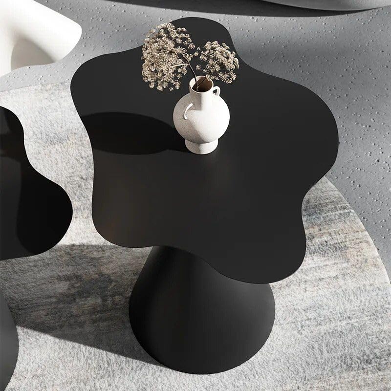 Moderner minimalistischer Couchtisch aus Eisen